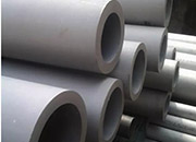 How should thick-walled steel pipes be stacked